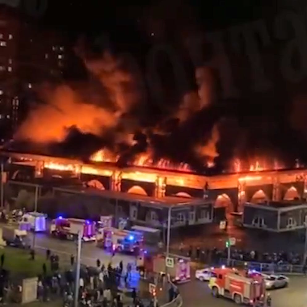 Violentes explosions. Choc à St-Pétersbourg : un immense centre commercial ravagé par les flammes