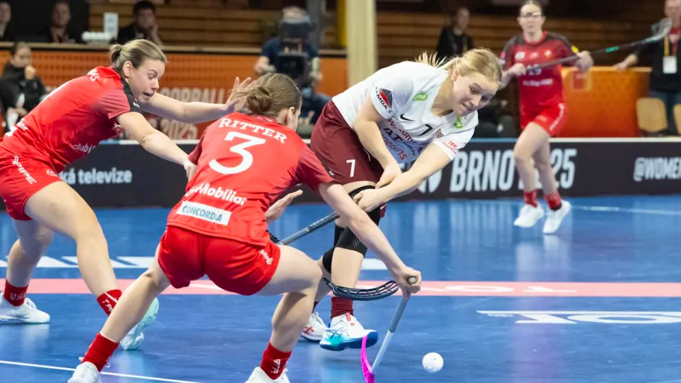 Der WM-Halbfinal gegen Serien-Weltmeister Schweden wird für die Schweizer Frauen mit Naja Ritter (Nr. 3) kompliziert