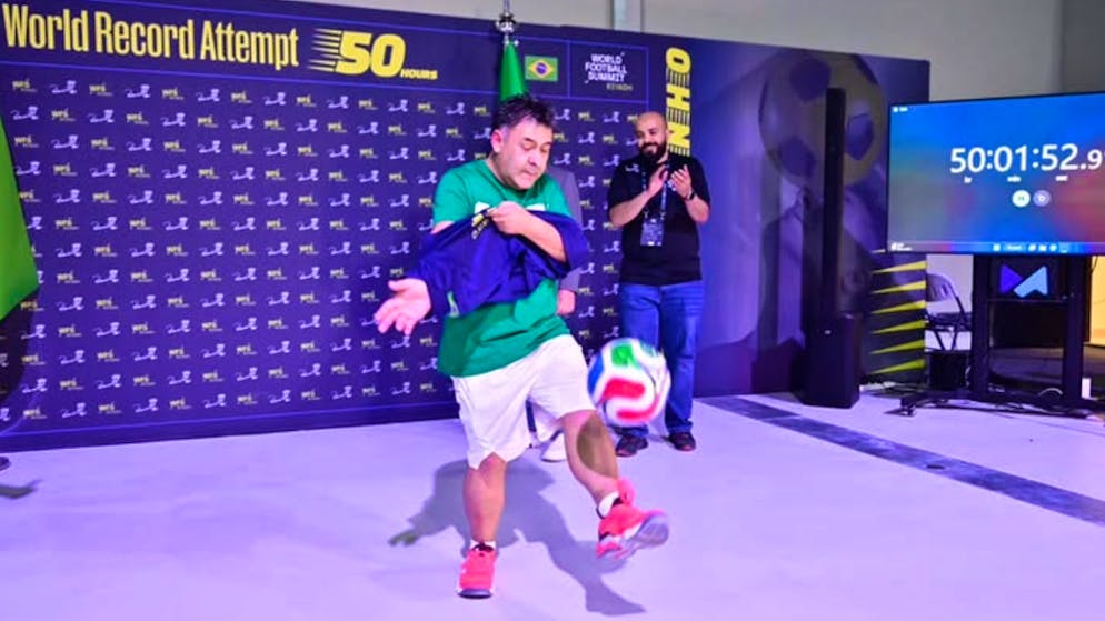 Ricardinho stellt neuen Weltrekord auf. Brasilianer jongliert Fussball 50 Stunden ohne Unterbruch