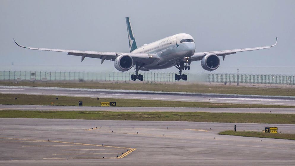 Von Boston nach Hongkong. Passagier versucht, während des Fluges die Kabinentür zu öffnen