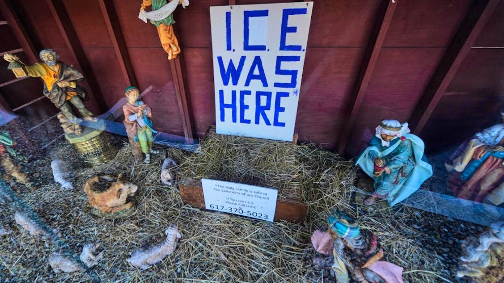 L'«ICE È STATO QUI»: recita il cartello al posto del Gesù Bambino «scomparso» in una chiesa a Dedham, Massachusetts.