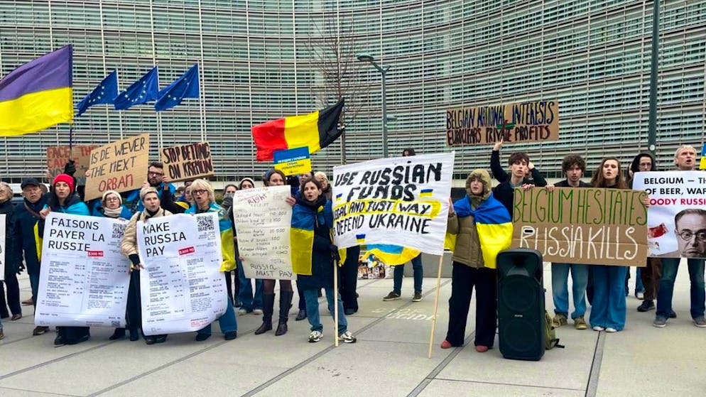 People demonstrate in front of the EU Council building for the use of Russian money frozen in the EU for Ukraine. Photo: Katharina Redanz/-/dpa