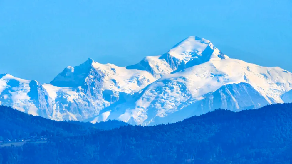 ARCHIV - Der schneebedeckte Mont Blanc in den Alpen (Archivbild). Foto: Soeren Stache/dpa