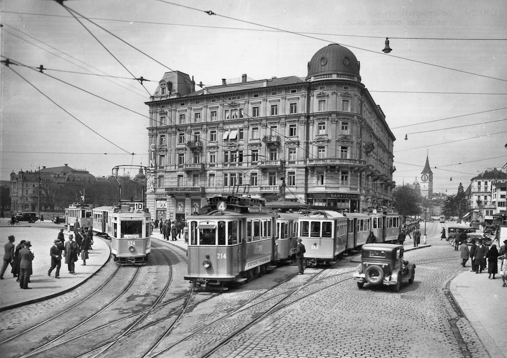 Zurich streetcar history. A snapshot from 1930: two streetcars on line 4 and one on line 10 meet at Bellevue.