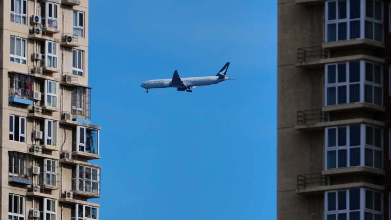 Luftverkehr. Passagier will Tür während Flug nach Hongkong öffnen