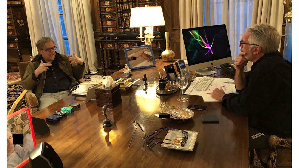 Epstein Bilder. Der ehemalige Trump-Berater Steve Bannon im Gespräch mit Epstein.