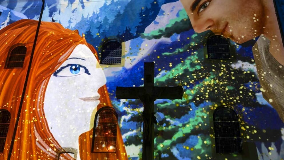 Spectacle de lumière. Le village d'Evolène (VS) scintille à la tombée de la nuit