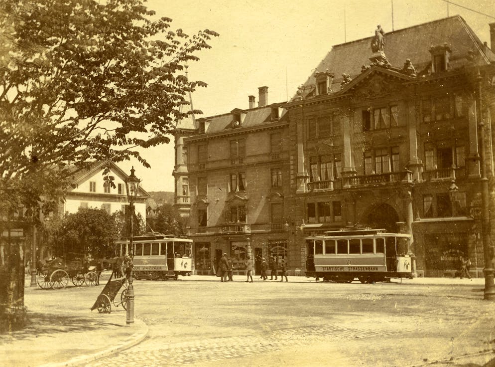 Zürcher Tramgeschichte. 1895 – so sieht die Zukunft aus: Elektrische Trams werden den Rösslitrams den Rang ablaufen.