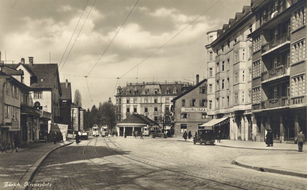 Zürcher Tramgeschichte. Blick Richtung Kreuzplatz 1933: Rechts die Linie 1, links die Linien 2 und 12.