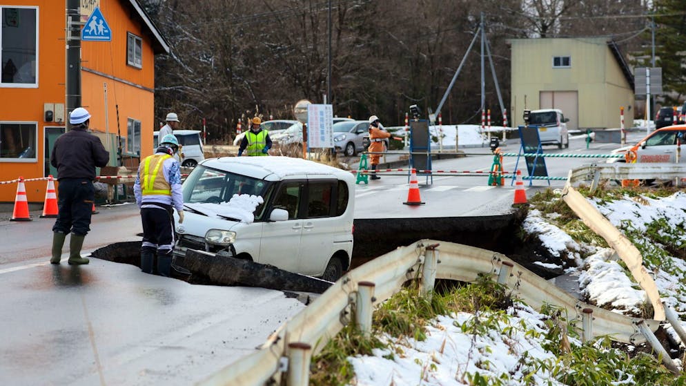 Ein beim Erdbeben am 8. Dezember 2025 eingestürzter Teil einer Strasse in der Präfektur Aomori.