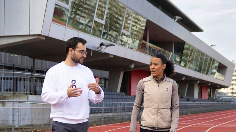 Erfolg ohne Allüren und keine Limiten im Kopf - Gallery. Coach Florian Clivaz und Ditaji Kambundji besprechen nach dem Training einige Details