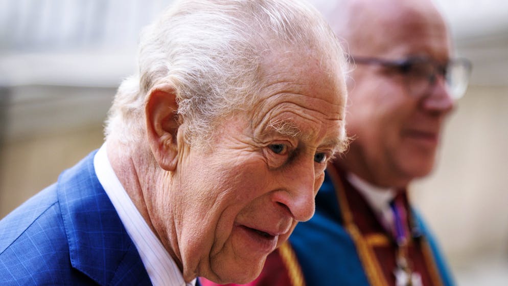 Charles III devrait donner vendredi aux Britanniques une idée de la façon dont il vit avec la maladie.