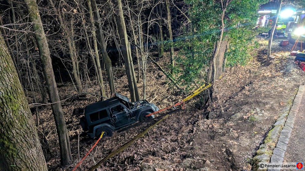 L'auto uscita di strada a Brissago