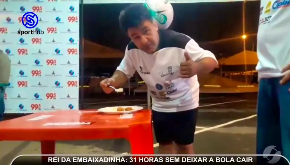 Eating standing up is no problem for Ricardinho.