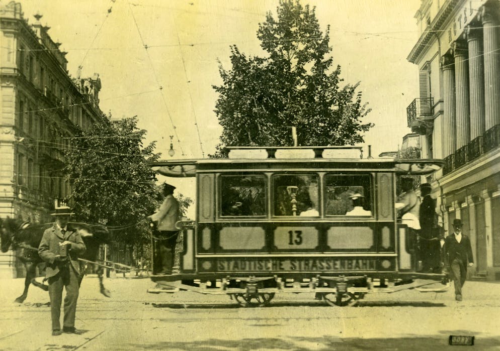 Zürcher Rösslitrams. Die Linie 13 fährt am 15. August 1900 zum letzten Mal auf der Strecke Helmhaus-Paradeplatz-Talacker-Zentralfriedhof.