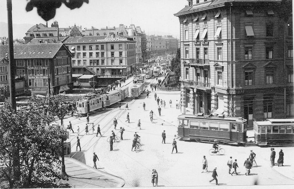 Zurich streetcar history. There's something going on here! The station bridge groans under the streetcar traffic in 1927. Lines 3 and 10 can be seen here.