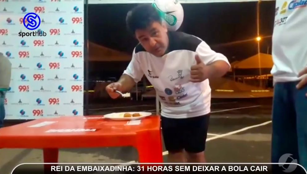 Essen im Stehen ist für Ricardinho kein Problem. 