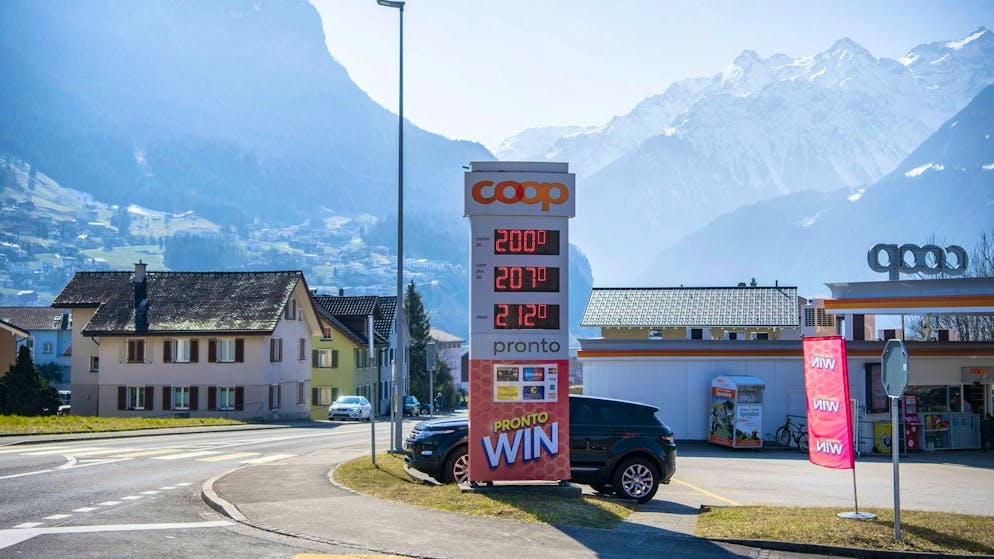 US influencer Colin Smith is enthusiastic about Swiss petrol stations.