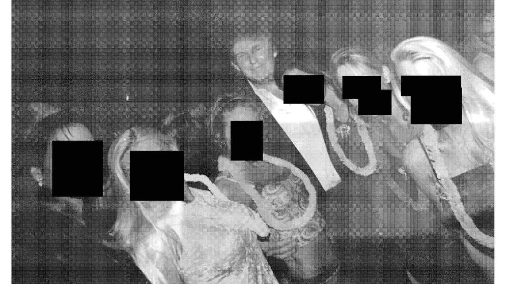 Epstein Bilder. Hier ist Donald Trump mit sechs Frauen zu sehen. Es ist unklar, warum die Gesichter geschwärzt sind.