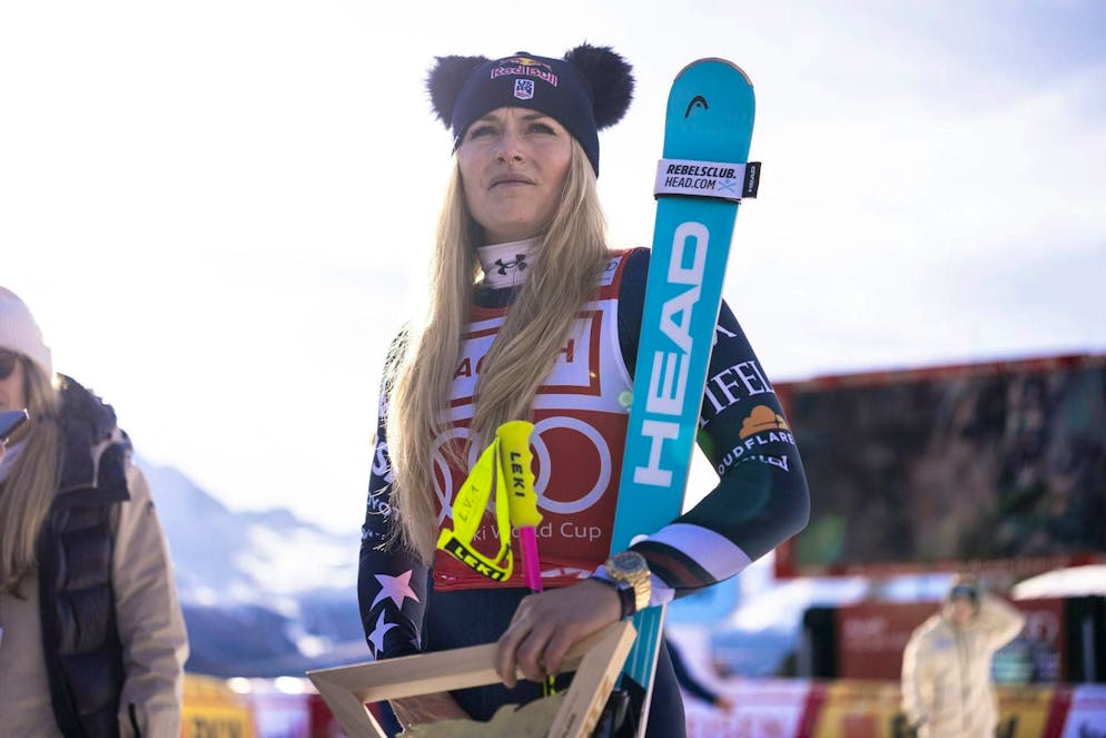 La vincitrice statunitense Lindsey Vonn posa con il trofeo dopo la discesa libera di St. Moritz.