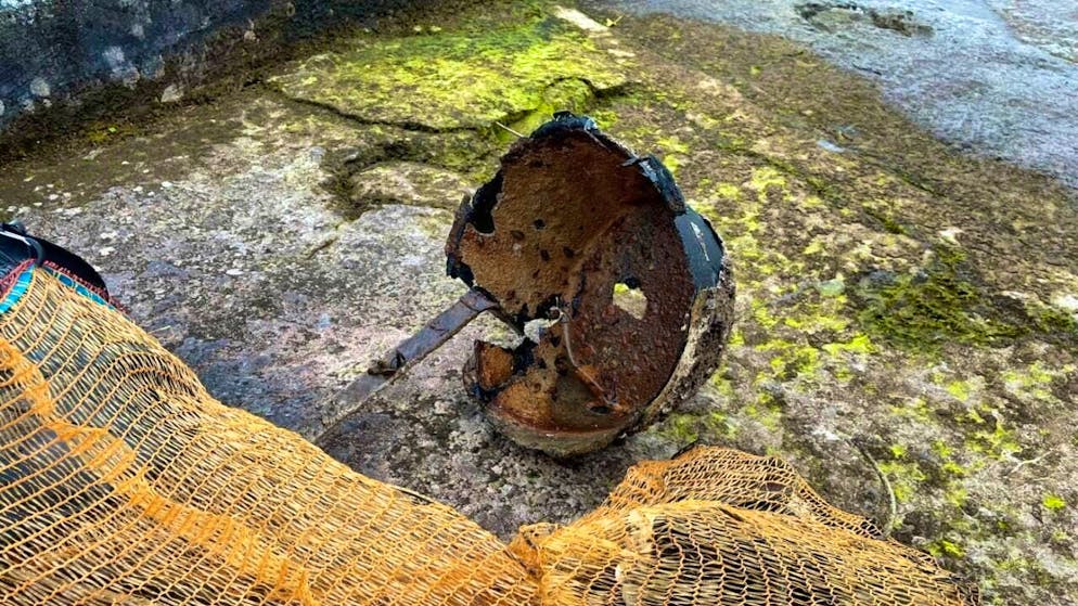 Dozens of divers clear litter from the right bank of Lake Thun - Gallery. Shortly after the start of the Lake Thun clean-up operation, divers brought the first garbage to the surface.