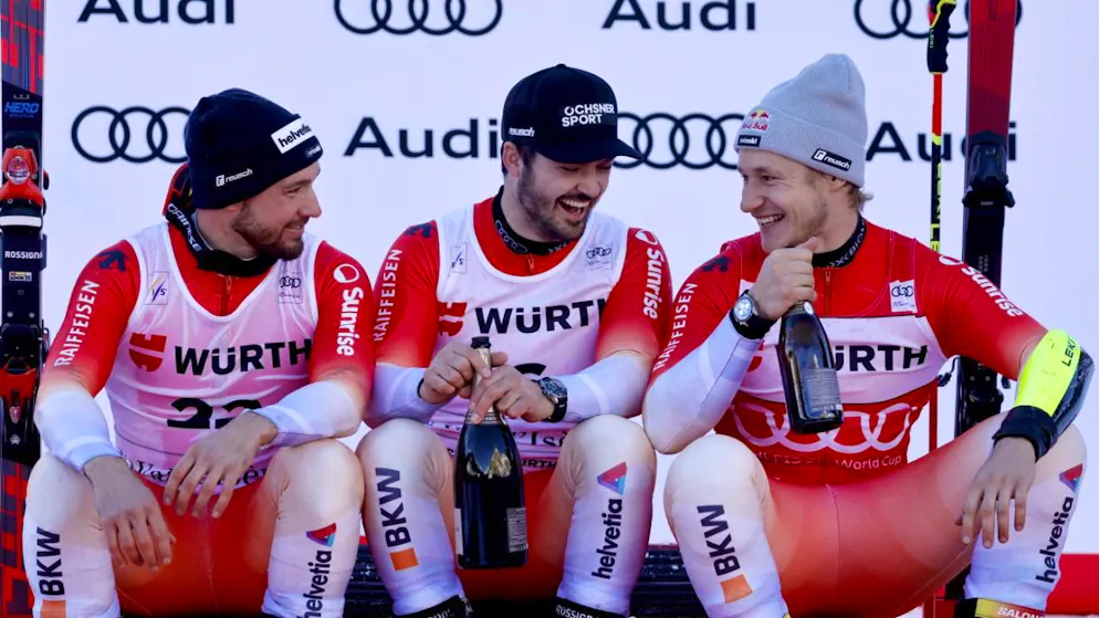 Loïc Meillard (Mitte), Luca Aerni (links) und Marco Odermatt feiern in Val d'Isère einen Schweizer Dreifachsieg