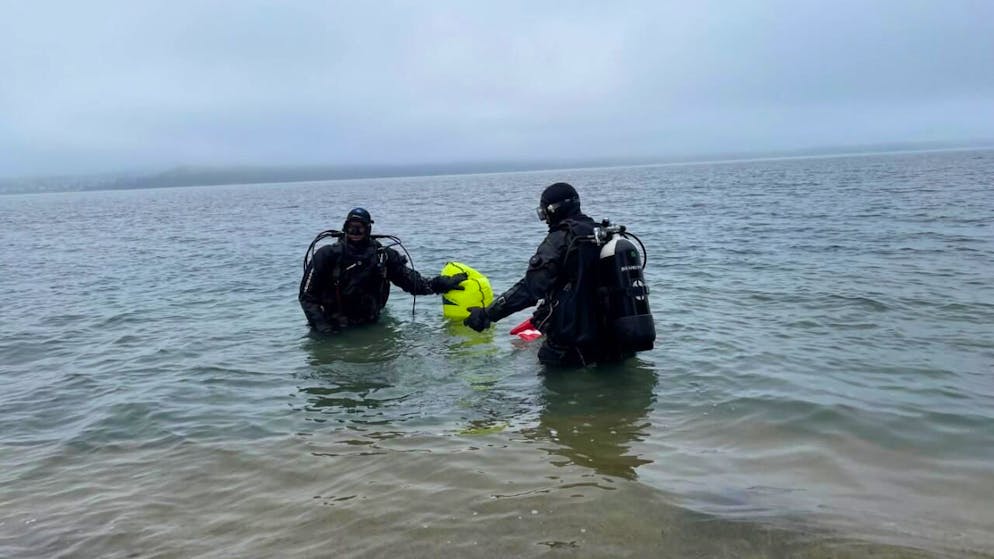 Environment. Dozens of divers clear litter from the right bank of Lake Thun