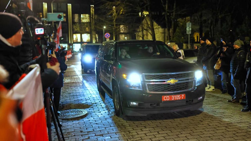 Eine Wagenkolonne erreicht die US-Botschaft. In Belarus hat Machthaber Lukaschenko nach offiziellen Angaben 123 politische Gefangene freigelassen. Die Freilassung sei im «Rahmen der mit US-Präsident Trump getroffenen Vereinbarungen und auf dessen Bitte hin» erfolgt, teilte Lukaschenkos Pressedienst in Minsk mit. Foto: Mindaugas Kulbis/AP/dpa