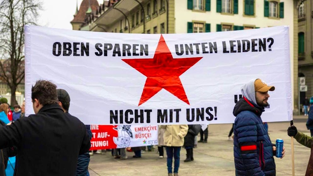 Hundreds of people demonstrated against the federal government's austerity policy and rearmament on the Bundesplatz in Bern.