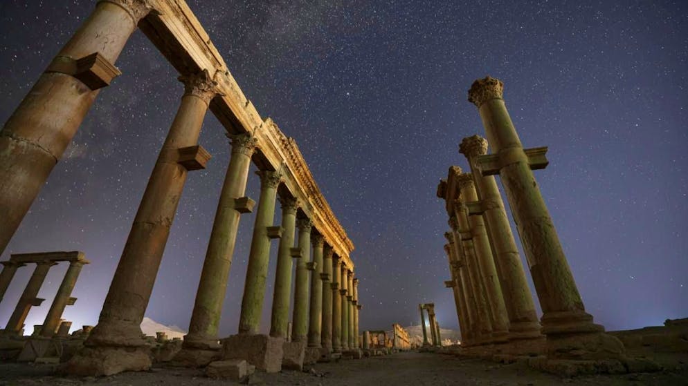 ARCHIV - Die Ruinen der antiken Stadt Palmyra unter einem sternenübersäten Himmel in den späten Abendstunden. Foto: Ghaith Alsayed/AP/dpa (Archivbild)