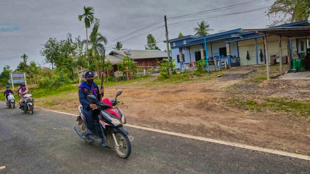 Village security volunteers patrol the community as villagers have moved to an evacuation center amid the ongoing border conflict between Thailand and Cambodia in Thailand's Buriram province. Photo: Sakchai Lalit/AP/dpa