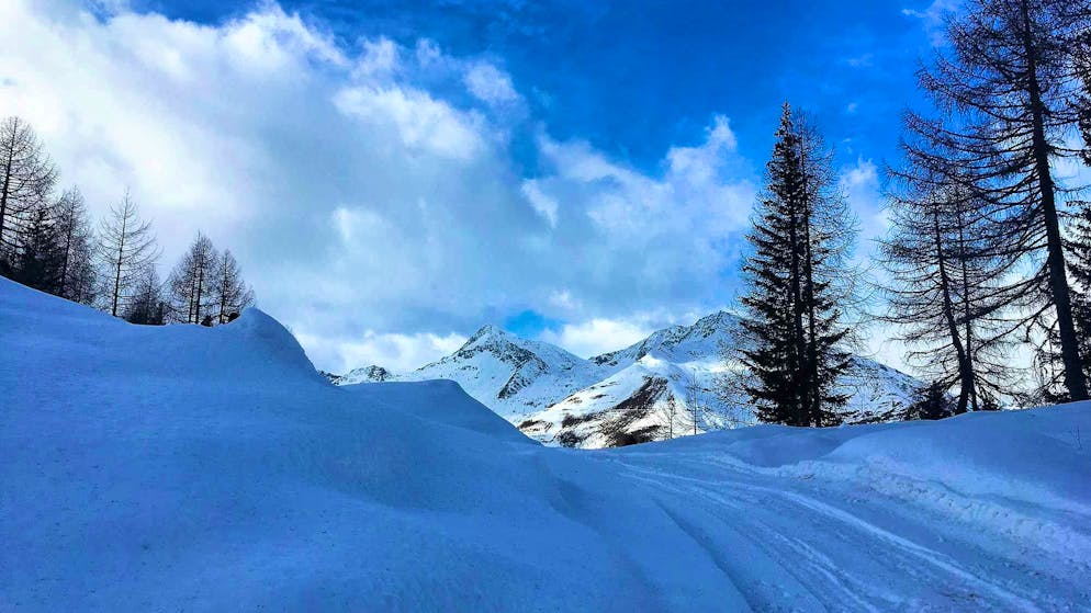 Strolling through the snow on the Sentiero Airolo-Pesciüm.