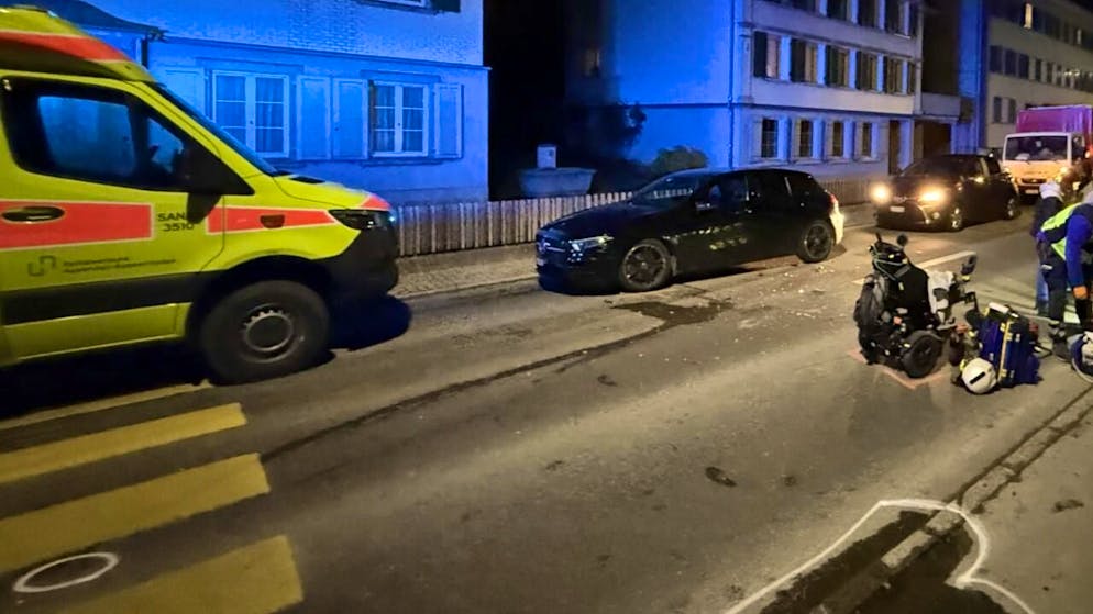 Ein Mann in einem elektrischen Rollstuhl wurde in Gais AR beim Überqueren des Fussgängerstreifens von einem Auto erfasst und schwer verletzt.