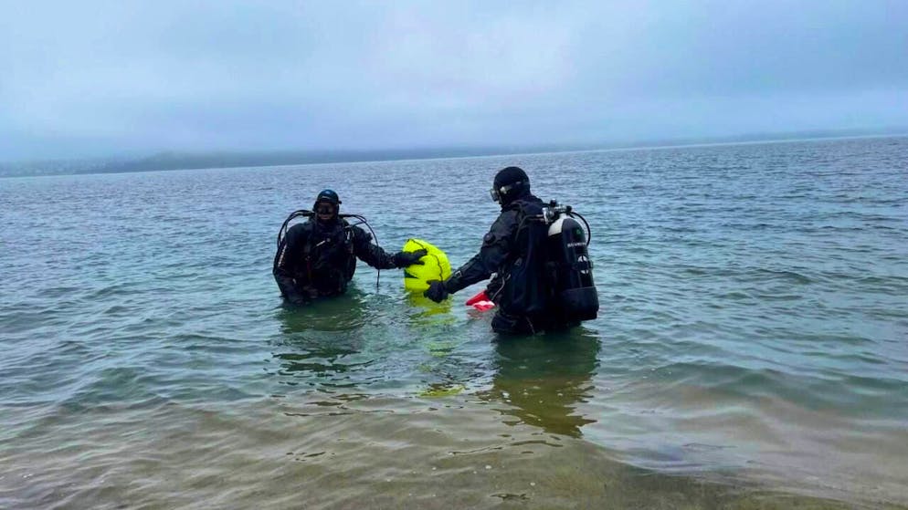 Dozens of divers clear litter from the right bank of Lake Thun - Gallery. Two divers joined many others in retrieving garbage from Lake Thun on Saturday.