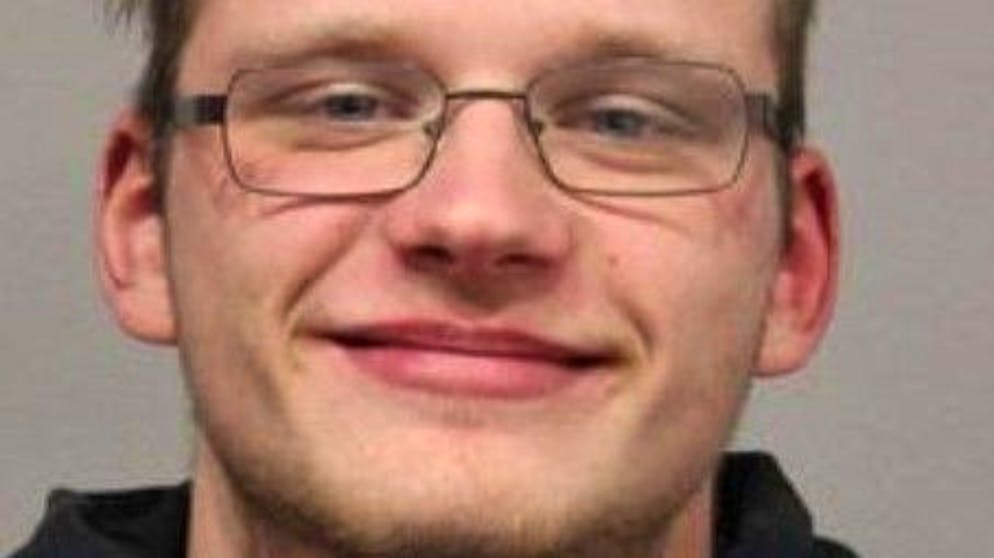 Opfer in Lebensgefahr. 20-Jähriger fällt mit Messer über Mutter und Kinder her – Polizei fahndet nach diesem Mann