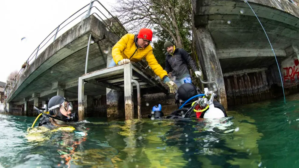 Dutzende Taucher befreien rechtes Thunerseeufer von Abfall - Gallery. Taucher bringen am Samstag in Gunten Abfall aus dem See an Land.