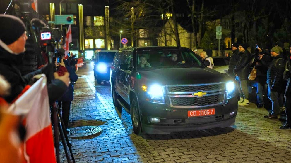 A motorcade arrives at the US embassy. According to official statements, ruler Lukashenko has released 123 political prisoners in Belarus. The release took place "within the framework of the agreements reached with US President Trump and at his request", Lukashenko's press service in Minsk announced. Photo: Mindaugas Kulbis/AP/dpa