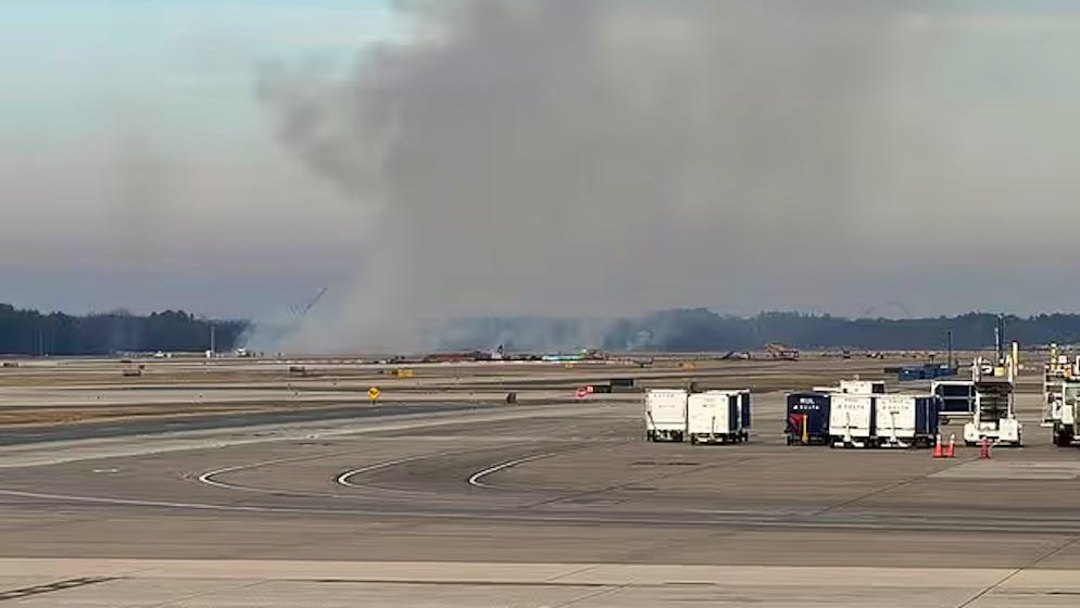 D'après une porte-parole de l'aéroport de Dulles, le plus grand de la capitale américaine, l'avion a décollé vers 12H20 (17H20 GMT) et «a enflammé des broussailles près de la piste de décollage».