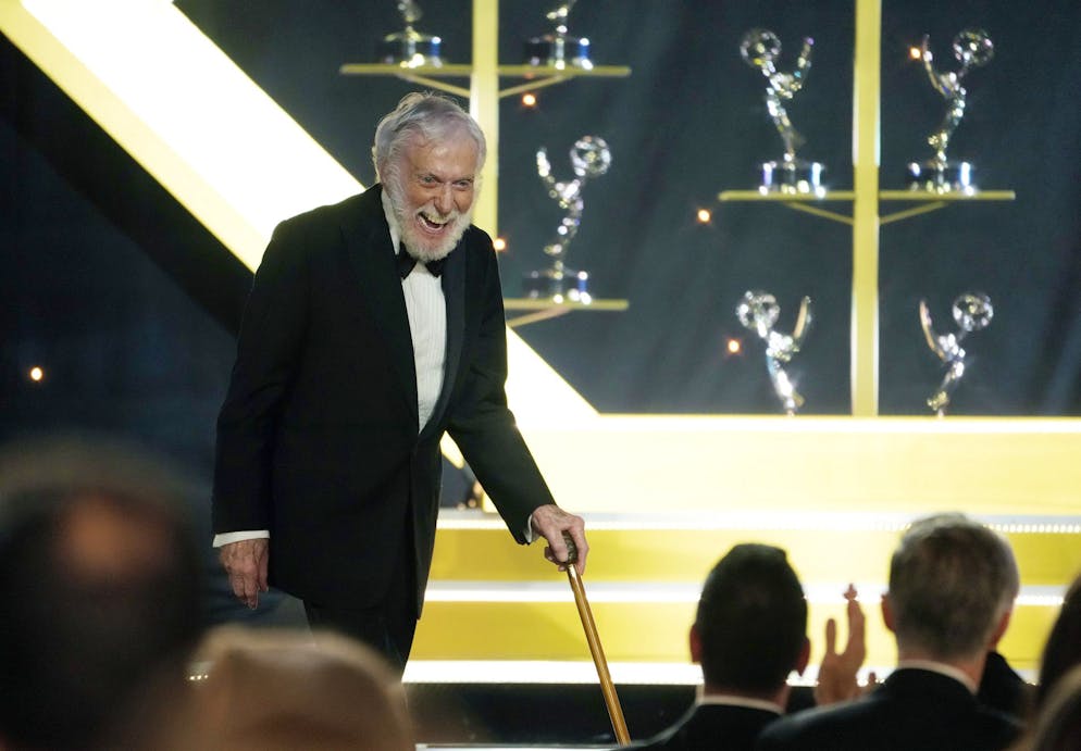 I 100 anni di Dick van Dyke. Dick Van Dyke riceve il premio come miglior attore ospite in una serie televisiva diurna per «Days of our Lives» durante la 51ª edizione dei Daytime Emmy Awards, venerdì 7 giugno 2024, al Westin Bonaventure di Los Angeles.