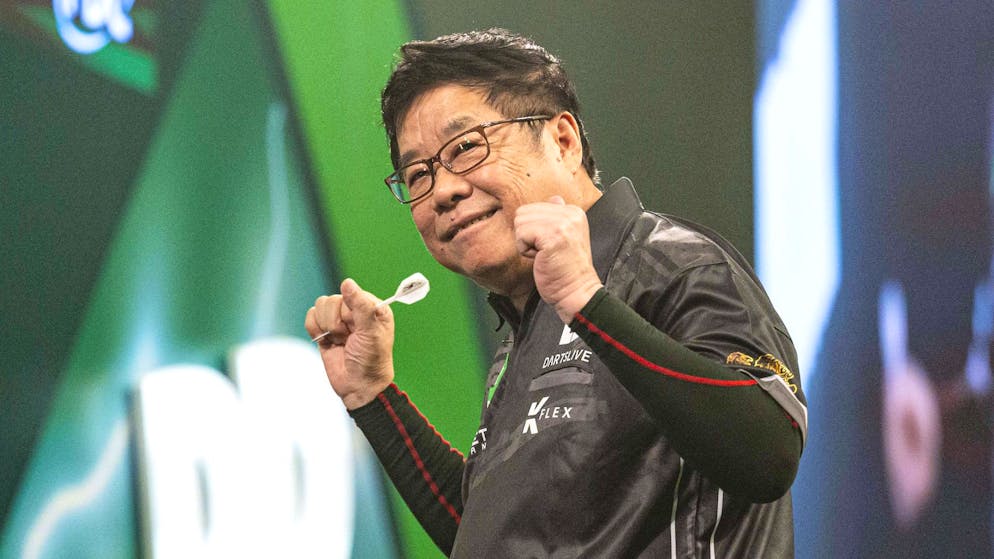 Der 71-jährige Paul Lim steht an der Darts-WM in der zwieten Runde.