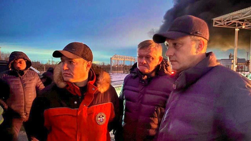 HANDOUT - In this undated photo released by the Saratov region Governor Roman Busargin's Telegram channel on January 8, 2025, Saratov region Governor Roman Busargin (r) speaks with rescue workers in the industrial area damaged after the Ukrainian drone strike. Photo: Uncredited/Governor of the Saratov region Roman Busargin telegram channel/dpa - ATTENTION: For editorial use only and only with full attribution of the above credit
