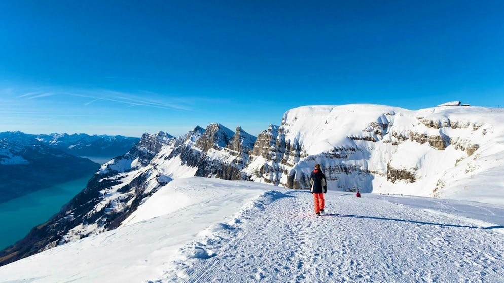 Winter walk with views of the rock faces of the Churfirsten and Lake Walen.