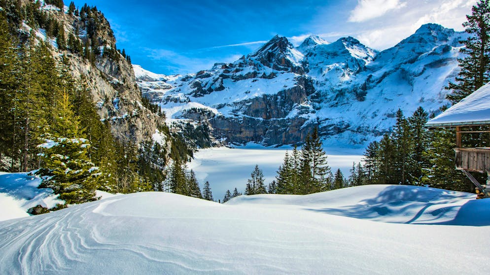 At the foot of the imposing Blüemlisalp massif, the hike leads to Lake Oeschinen.