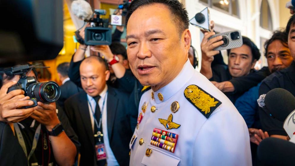 dpatopbilder - Thailands Premierminister Anutin Charnvirakul wird im Regierungsgebäude von Medienvertretern umringt. Foto: Arnun Chonmahatrakool/AP/dpa