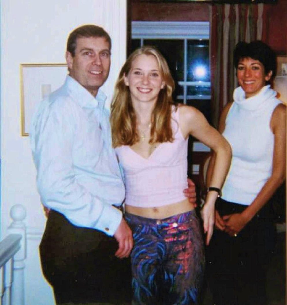 Scotland Yard: No investigation against Andrew - Gallery. The infamous photo shows Andrew (l.) with Epstein victim Virgina Giuffre (center). (archive photo)