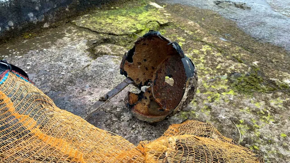 Dutzende Taucher befreien rechtes Thunerseeufer von Abfall - Gallery. Schon kurz nach Beginn der Thunersee-Putzaktion brachten Taucher ersten Abfall an die Oberfläche.