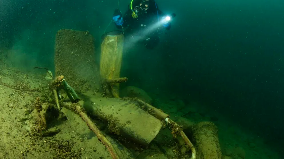 Dutzende Taucher befreien rechtes Thunerseeufer von Abfall - Gallery. Taucher stecken Abfall aus dem Thunersee in Sammelnetze, um den Inhalt dann an Land zu bringen.