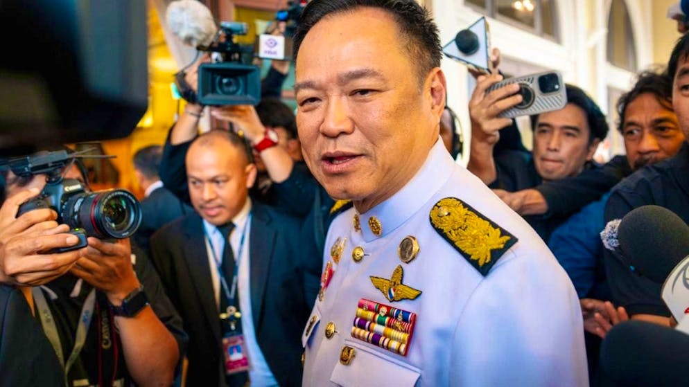 dpatopbilder - Thailand's Prime Minister Anutin Charnvirakul is surrounded by media representatives in the government building. Photo: Arnun Chonmahatrakool/AP/dpa