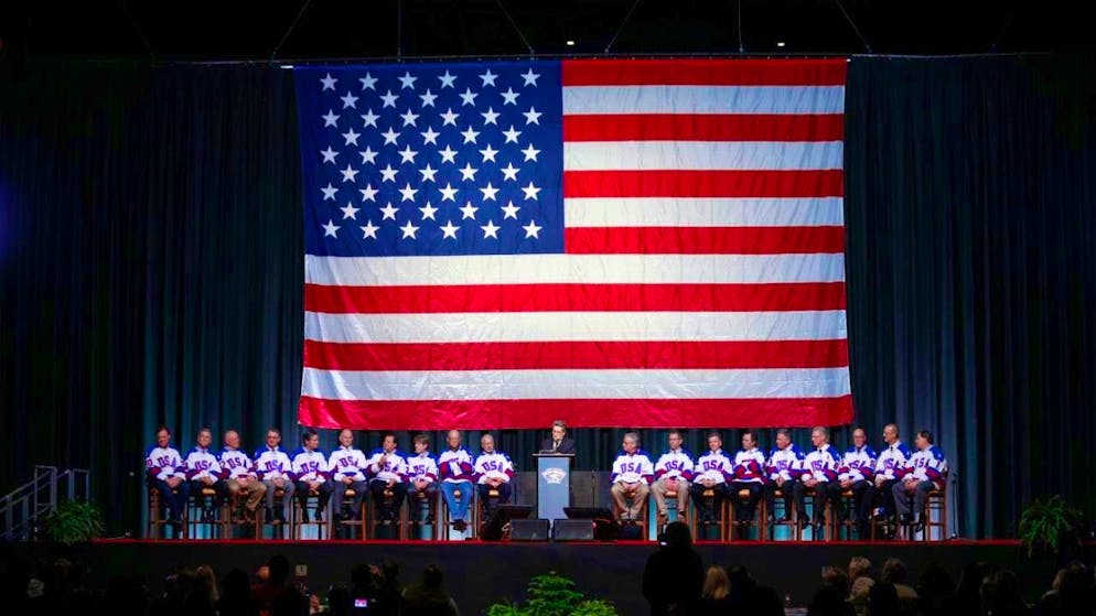 Ice hockey players of the victorious US team from the 1980 Olympics in Lake Placid at an earlier tribute (archive image)