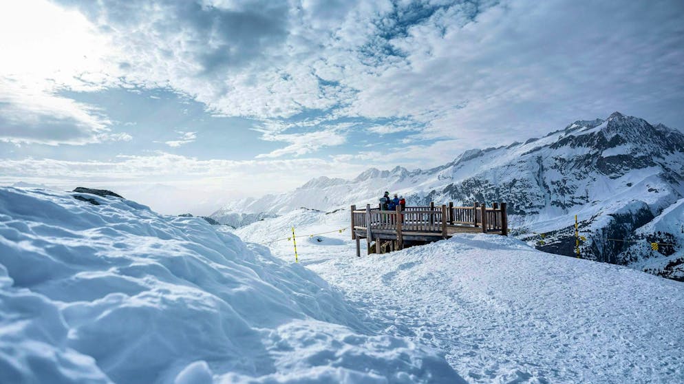 The impressive view points of the Aletsch Arena await you on this winter hiking trail.